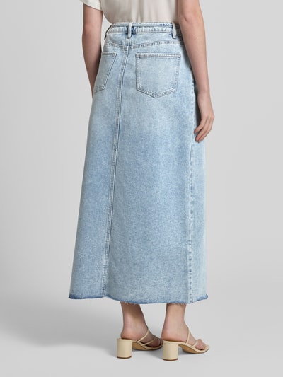 Frauenmodel trägt Midi-Jeansrock aus Baumwoll-Mix Modell 'WIEN' von Vero Moda in hellem Denim mit Nieten, Bindegürtel, Rückansicht, Ganzkörperansicht