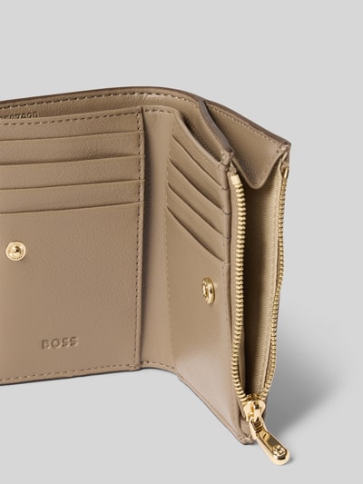 Produktfoto, Portemonnaie aus echtem Rindsleder Modell 'SANDY NEW SM' von BOSS in Beige mit goldfarbenem Reißverschluss, glatte Textur