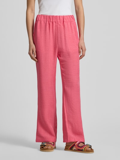 Frauenmodel trägt Hose in Denim-Optik Modell 'CHARISSA' von Soyaconcept, Wide-Leg, Elastikbund, pink, strukturierte Textur, Ganzkörperansicht von vorne, Bundweite 36 cm, Innenbeinlänge 75 cm, Größe S.