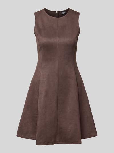Produktfoto, braunes, tailliertes Damenkleid aus weichem Stoff mit verdecktem Reißverschluss, Modell 'RINEA' von ONLY, sukienki casualowe