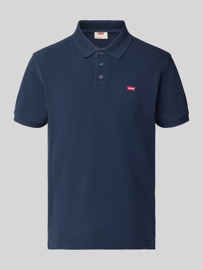 Produktfoto, Poloshirt mit Label-Detail von Levi's®, dunkelblau, Baumwolle, Regular Fit, Polokragen, kurze Knopfleiste, Vorderansicht.