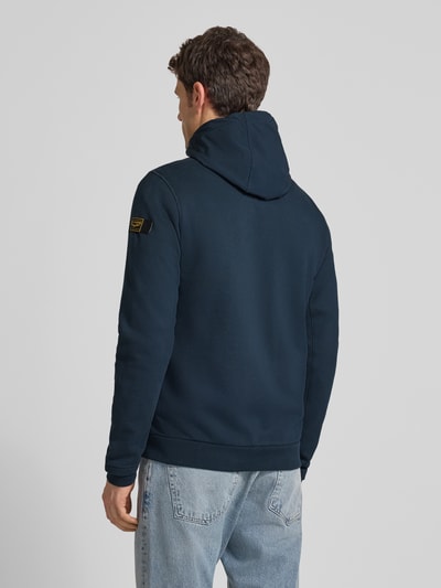 Männermodel trägt Jacke mit Reißverschlusstaschen von PME Legend in Dunkelblau, Baumwoll-Mix, Regular-Fit, Label-Detail, Ganzkörperansicht Rückansicht.