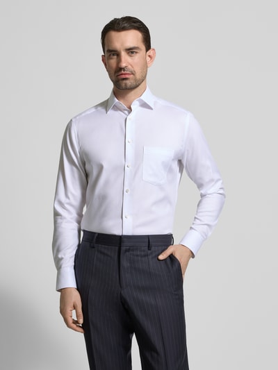 Männermodel trägt Regular Fit Business-Hemd mit Strukturmuster und Kentkragen von OLYMP in Weiß, Reine Baumwolle, Nahaufnahme Oberkörper. Herren Business-Hemd, Modell 'New Kent', Strukturmuster, Kentkragen, Brusttasche, Rückenlänge 80 cm, Schulterbreite 48 cm, Ärmellänge 65 cm.