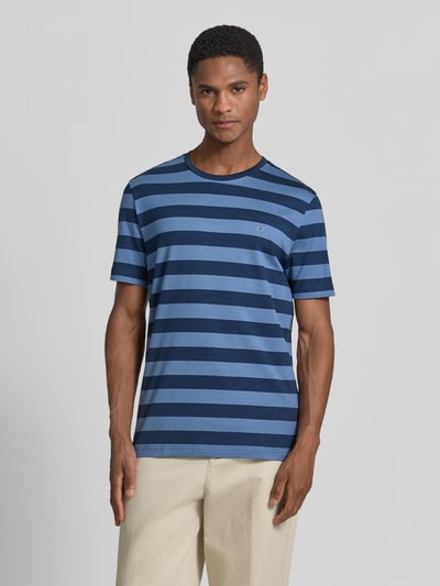 Mężczyznamodel nosi Regular Fit T-Shirt mit Logo-Stitching von Christian Berg Men, bawełna, okrągły dekolt, długość tyłu 70 cm, Ganzkörperansicht von vorne