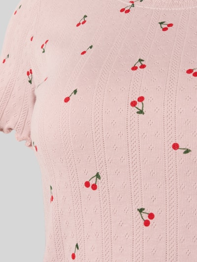 Frauenmodel trägt Pyjama-Oberteil mit Muschelsaum von Jake*s Casual aus Reine Baumwolle mit Pointelle-Muster und Rundhalsausschnitt, Nahaufnahme Oberkörper.