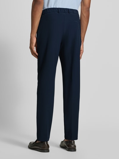 Männermodel trägt dunkelblaue Slim Fit Anzughose aus Performance-Stretch-Gewebe Modell 'P-Genius-CW-WG-263F' von BOSS, Herren Anzughose, Ganzkörperansicht Rückansicht.