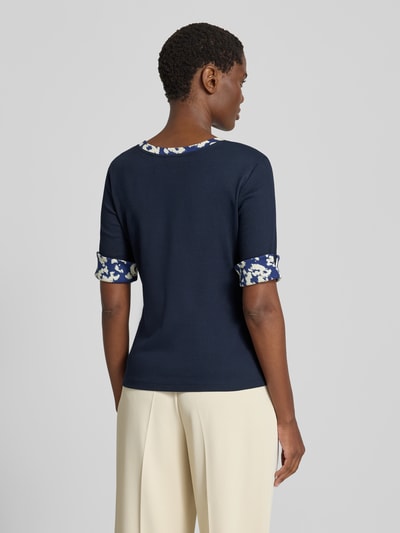 Frauenmodel trägt T-Shirt mit Rundhalsausschnitt und Ärmeln mit Aufschlag von Marc Cain, dunkelblau, Slim Fit, Rückenansicht, Baumwoll-Elasthan-Mix.