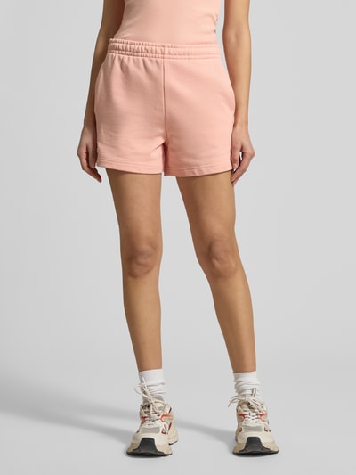 Kobiece modelka nosi Regular Fit Sweatshorts aus reiner Baumwolle od Lacoste, efekt: jednolity kolor, krój regular fit, wyhaftowane logo, tunel, ściągacz, wpuszczane kieszenie, bawełna, widok całego ciała z przodu.