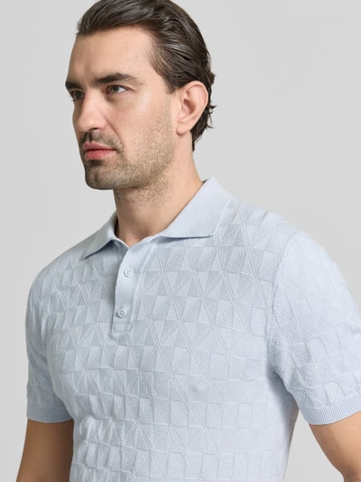 Männermodel trägt Regular Fit Poloshirt mit Strukturmuster von MCNEAL aus reiner Baumwolle in Hellblau, Nahaufnahme Oberkörper.