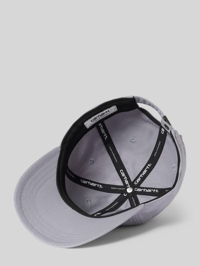 Produktfoto, Cap mit Label-Stitching von Carhartt Work In Progress in Hellgrau, verstärkter Schirm, verstellbarer Riegel, Stoffstruktur sichtbar.