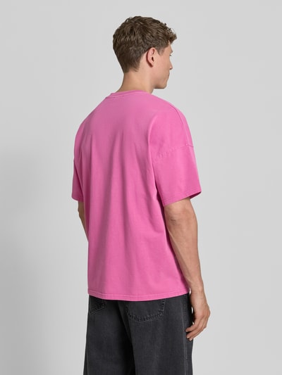 Männermodel trägt T-Shirt mit geripptem Rundhalsausschnitt Modell 'FIZVALLEY' von American Vintage, reine Baumwolle, Rückenansicht.