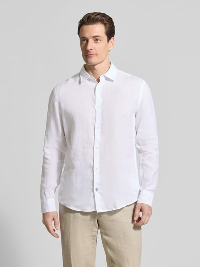 Männermodel trägt Casual Fit Freizeithemd aus Leinen von OLYMP Level Five, weiß, Knopfleiste, Kentkragen, Ganzkörperansicht von vorne.