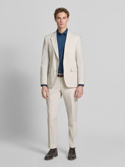 Männermodel trägt Slim Fit Business-Hemd mit Kentkragen von Jake*s aus Reine Baumwolle, dunkelblau, mit Knopfleiste, Ganzkörperansicht von vorne. Rückenlänge bei Größe 39/40: 79 cm, Schulterbreite: 45 cm, Ärmellänge: 67 cm.