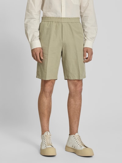 Mannelijk model draagt Straight Fit Shorts aus Leinen-Mix van Filippa K in lichtbeige mix van linnen en katoen, persplooien, steekzakken, achterzak, elastische band, binnenbeenlengte maat 50 24 cm, bandwijdte maat 50 43 cm, ganzlichaamsaanzicht van voren.