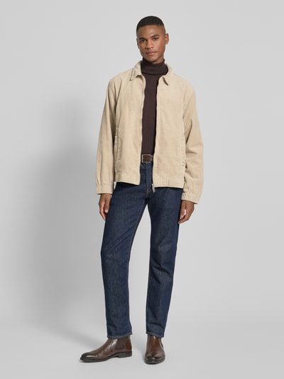 Männermodel trägt Regular Fit Hemdjacke in Cord-Optik mit Umlegekragen Modell 'Seersucker' von Lindbergh, Reine Baumwolle, Eingrifftaschen, Zweiwege-Reißverschluss, elastische Abschlüsse, Rückenlänge bei Größe M 65 cm, Ganzkörperansicht von vorne.