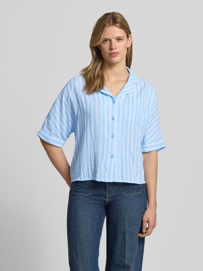 Frauenmodel trägt Regular Fit Hemdbluse aus reiner Baumwolle Modell 'THYRA' von Only, Optik:Allover-Muster, Reverskragen, Kurzarm, überschnittene Schultern, in Hellblau mit weißen Streifen und strukturierter, weicher Oberfläche, Ganzkörperansicht von vorne.