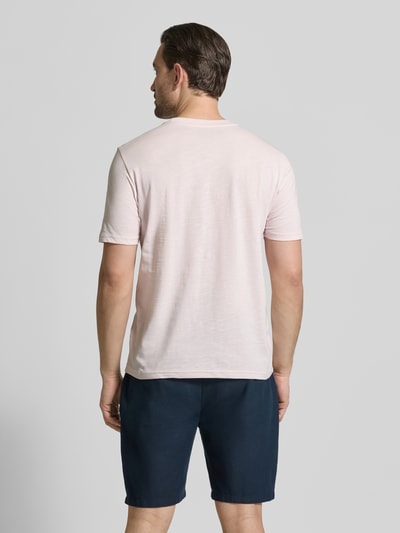 Męski model nosi Regular Fit T-Shirt mit Rundhalsausschnitt von MCNEAL, bawełna, krój regular fit, jasnoróżowy, widok całej sylwetki z tyłu.