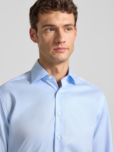 Männermodel trägt Modern Fit Business-Hemd mit Kentkragen und Sportmanschetten von ETERNA aus reiner Baumwolle, Nahaufnahme Oberkörper.