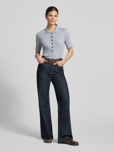 Vrouwenmodel draagt Slim Fit poloshirt uit mix van katoen en modal van Marc O'Polo, look: effen, applicatie met labelstitching, polokraag, korte knoopsluiting, korte mouw, ribtricot; volledige lichaamsaanzicht van voren.