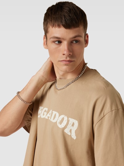 Pegador T-shirt o kroju oversized z nadrukiem z logo model ‘BRIGGS’ Orzechowy 3