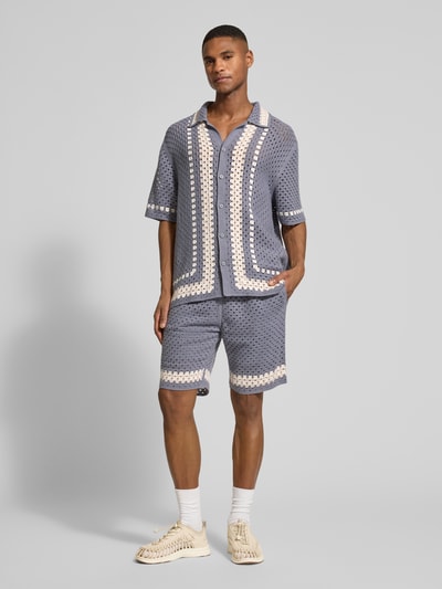 Männermodel trägt Relaxed Fit Freizeithemd in Strick-Optik von JAKE*S STUDIO MEN in Blau mit Lochmuster und Umlegekragen, Ganzkörperansicht von vorne.