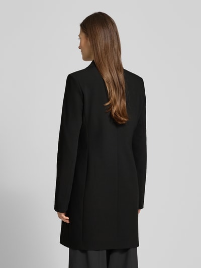 Frauenmodel trägt Regular Fit Mantel mit Viskose-Anteil von Fuchs Schmitt in Schwarz, glatte Oberfläche, taillierte Passform, Ganzkörperansicht Rückansicht. Elastischer Material-Mix, Reverskragen, doppelte Knopfleiste, Rückenlänge 94 cm, Schulterbreite 44 cm, Brustweite 48 cm, Ärmellänge 68 cm.