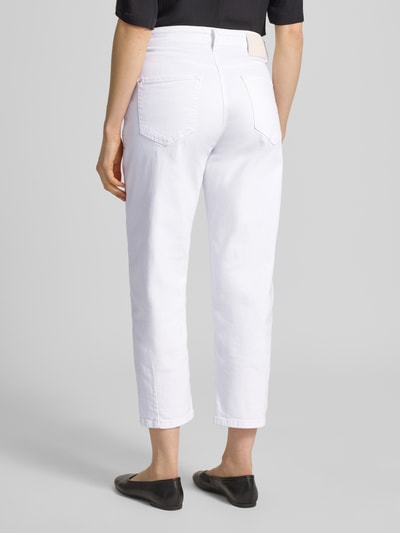 Frauenmodel trägt Barrel Fit Jeans Modell 'ELIN' von Cambio in Weiß aus Baumwoll-Mix mit Stretch-Anteil, Eingrifftaschen, Ganzkörperansicht Rückansicht.