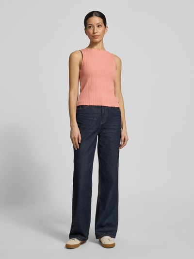 Frauenmodel trägt Stricktop mit Strukturmuster und Rundhalsausschnitt von Scotch & Soda aus Baumwoll-Elasthan-Mix, Regular-Fit, Ganzkörperansicht von vorne.