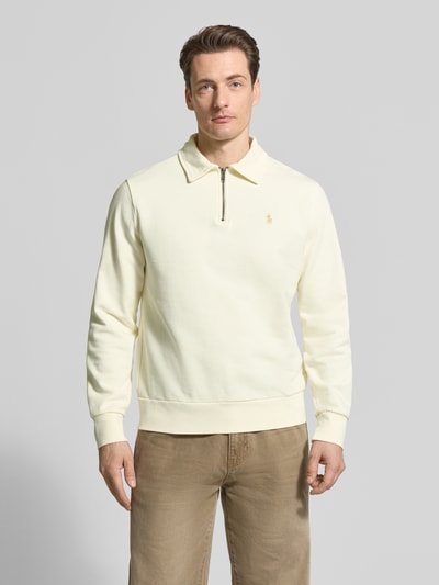 Männermodel trägt Regular Fit Sweatshirt aus reiner Baumwolle von Polo Ralph Lauren, Optik: Unifarben, Logo-Detail, Polokragen, V-Ausschnitt, Langarm, Ärmelabschluss gerippt, Rumpfabschluss gerippt, Materialverarbeitung: Sweat, Ganzkörperansicht von vorne.