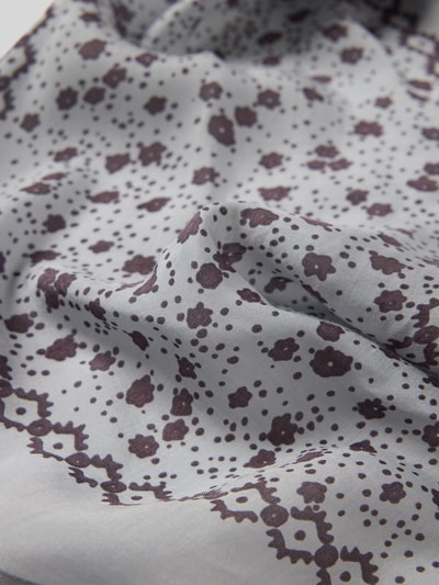 Produktfoto, Tuch mit Allover-Muster von Marc O'Polo, Optik:Allover-Muster, hellgrauer Stoff mit braunen Punkten und Blumen, weiche Textur
