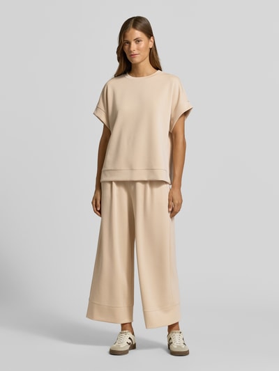 Frauenmodel trägt T-Shirt mit elastischen Abschlüssen von Rich & Royal in Beige, Modal-Mix mit Stretch-Anteil, Ganzkörperansicht von vorne.
