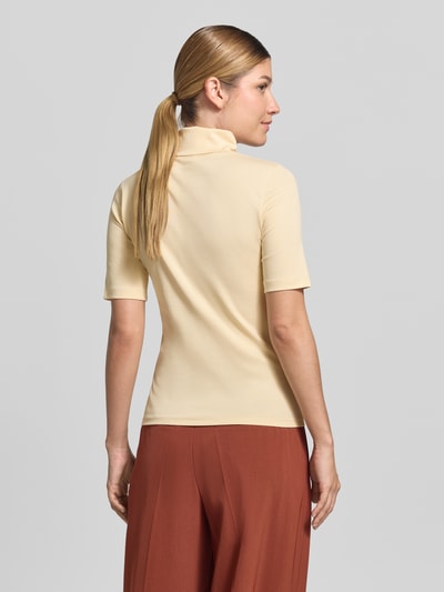 Vrouwenmodel draagt Slim Fit T-Shirt uit katoenmix van Marc Clain met asymmetrische col en siersteentjes, ruglengte maat 36: 56 cm, Ganzkörperansicht Rückansicht