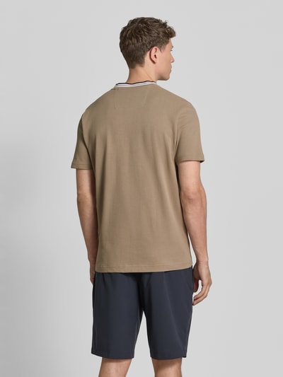 Männermodel trägt Regular Fit T-Shirt aus Baumwoll-Piqué Modell 'TS_PIQUE' von BOSS Green, unifarben, Rundhals, Piqué-Textur, Ganzkörperansicht Rückansicht.