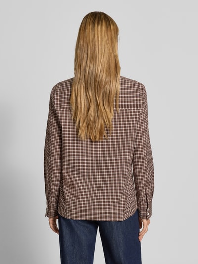 Vrouwenmodel draagt Bluse aus reiner Baumwolle mit Knotendetail van Stefanel in bruin-wit ruitpatroon, katoen, getailleerde pasvorm, knoopdetail, doorlopende knoopsluiting, manchetten, ruglengte maat S 67 cm, mouwlengte maat S 62 cm, totale rugaanzicht.