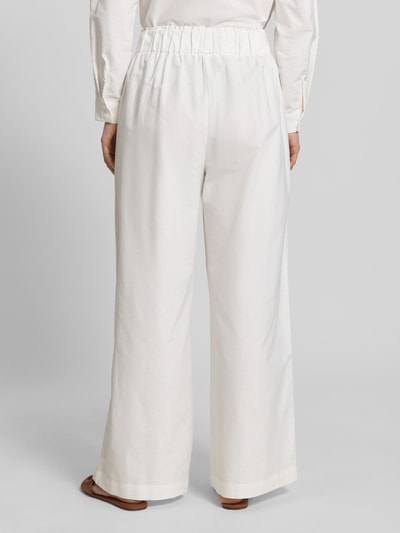 Frauenmodel trägt Wide Leg Stoffhose aus Baumwoll-Mix Modell 'ALBA' von VILLA SOPHIE, Optik: Unifarben, Bundabschluss: elastisch, seitliche Eingrifftaschen, reine Baumwolle, Ganzkörperansicht Rückansicht.