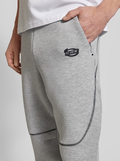 REVIEW Tapered Fit Sweatpants mit Label-Print Hellgrau Melange 3