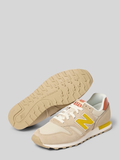 Produktfoto, sneakersy z detalem z logo 'Sneaker mit Logo-Detail' od New Balance, beż, żółty, biała wyściółka, profilowana podeszwa, krój zaokrąglony, wiązanie, wysokość obcasa w rozmiarze 39: 2 cm, wysokość cholewki w rozmiarze 39: 8 cm, szerokość w rozmiarze 39: 7 cm