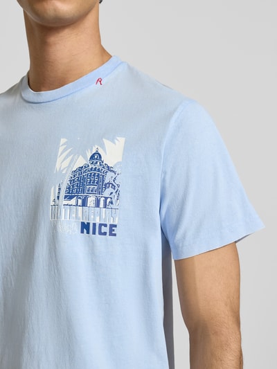 Männermodel trägt Regular Fit T-Shirt mit Logo-Print von Replay in Hellblau, reine Baumwolle, Rundhalsauschnitt, Nahaufnahme Oberkörper.
