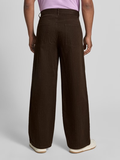 Mannenmodel draagt Wide Fit Jeans uit puur katoen van Samsøe Samsøe, structuurpatroon, achterzakken, donkerbruin, geheel achteraanzicht.