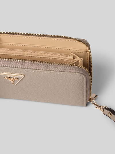 Produktfoto, Portemonnaie mit Label-Applikation Modell 'ECO LAUREL II' von Guess in Beige mit Hauptfach, Reißverschluss und Trageschlaufe.