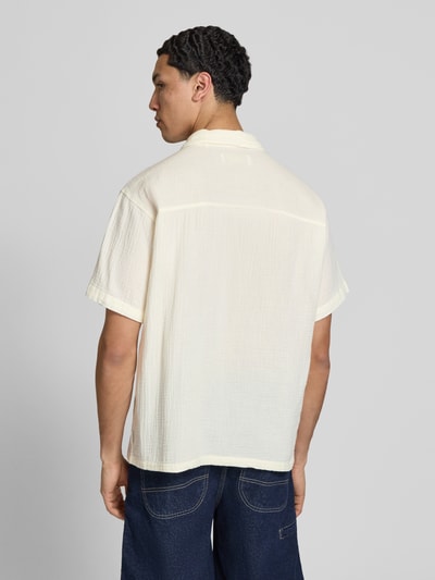 Männermodel trägt Regular Fit Freizeithemd mit Kentkragen von Jack & JonesR, cremefarben, reine Baumwolle, Ganzkörperansicht Rückansicht.