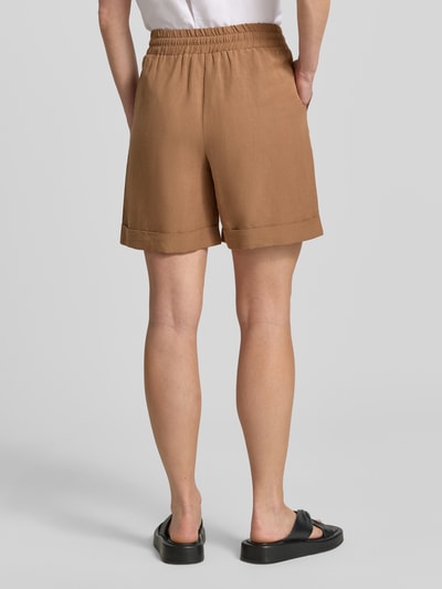 Frauenmodel trägt Regular Fit Shorts aus Viskose-Mix Modell 'Malotta' von OPUS PANTS in Braun, elastischer Bund, Leinenanteil, Ganzkörperansicht Rückansicht.