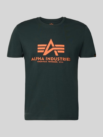 Produktfoto, ciemnozielony T-Shirt mit Label-Detail Modell 'BASIC' von Alpha Industries, czysta bawełna, krój regular fit, okrągły dekolt, nadruk z przodu