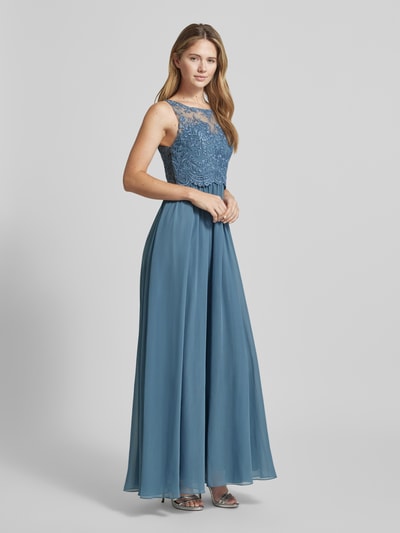 Modelka prezentuje Regular Fit Abendkleid mit Ziersteinbesatz von Laona, niebieski, kwiatowe przeszycia, półprzezroczysta, bez rękawów, zamek, długość pleców 147 cm, szerokość w rozmiarze 36: 34 cm, widok całej sylwetki z przodu