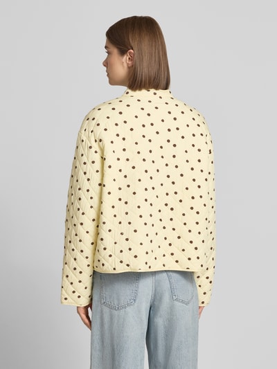Männermodel trägt Regular Fit Steppjacke aus reiner Viskose Modell 'RIKKE' von PIECES mit gelber Farbe und braunen Tupfen, Damen Steppjacke, Ganzkörperansicht Rückansicht