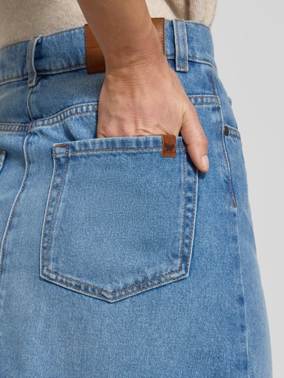 Kobiece model nosi spódnicę jeansową mini Ausgestellter Jeansrock aus reiner Baumwolle Modell 'NATALE' od Weekend Max Mara, efekt: jednolity kolor, rozkloszowana, naszywka z logo, wykończenie denim, 5 kieszeni, długość mini, wyhaftowane logo, czysta bawełna, detal: listwa guzikowa, widok z tyłu półzbliżenie.