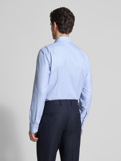 Männermodel trägt Regular Fit Freizeithemd aus reiner Baumwolle Modell 'H-Joe-SP-C1-261' von BOSS, gestreift, Ganzkörperansicht Rückansicht.