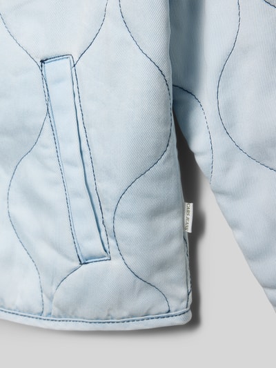 Mädchen trägt Regular Fit Jacke in Stepp-Optik Modell 'ALINA' von CARS JEANS, Eingrifftaschen, Rundhalsausschnitt, Detailaufnahme.