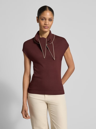 Frauenmodel trägt Blusenshirt aus Viskose-Mix mit V-Ausschnitt Modell 'BERT' von Mango, Regular Fit, bordeaux, Ganzkörperansicht von vorne.