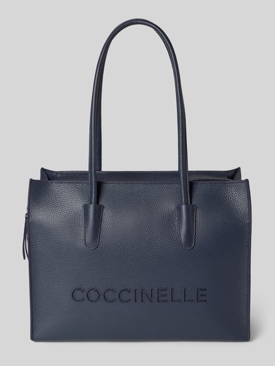 Produktfoto, saszetka Pochette mit Tragehenkeln und Logo Modell 'MYRTHA26' von Coccinelle, granatowy kolor, fakturowana skóra, główna przegroda z zamkiem błyskawicznym, logo, uchwyt, szerokość w rozmiarze 1: 36 cm, długość w rozmiarze 1: 28 cm, głębokość w rozmiarze 1: 13 cm, długość paska na ramię w rozmiarze 1: 67 cm